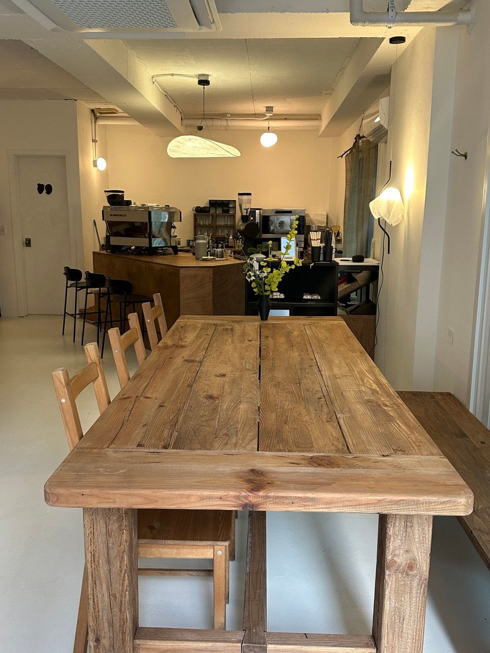 화이트 톤 베이스에 우드와 블랙 가구, 동양적인 소품들이 어우러진 모스피어의 내부. / 이미지출처: 네이버지도 업체 제공 이미지