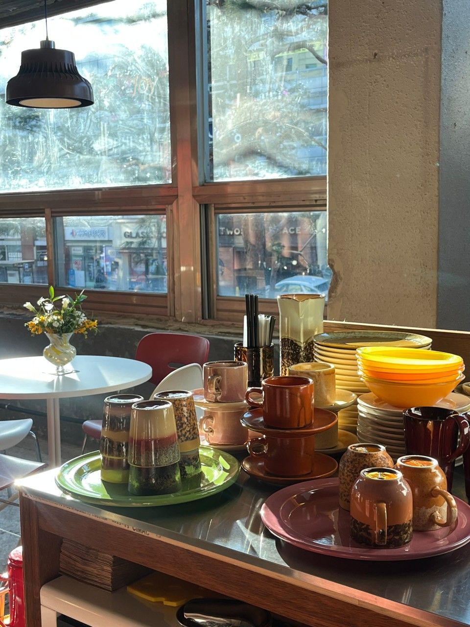 히피플랫은 창으로 들어오는 햇빛 속에서 노트북으로 작업하기에도 좋은 곳이다. / 이미지출처: 네이버지도 업체 제공 이미지