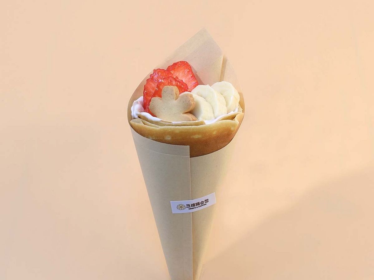 바나나, 딸리, 샤인머스켓, 얼린 망고 등 다양한 과일 토핑을 얹은 디저트 크레페. / 이미지출처: 네이버지도 업체 제공 이미지