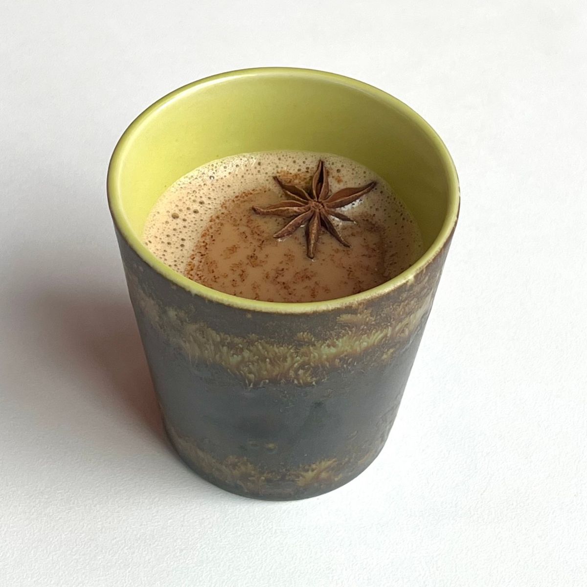 직접 블렌딩한 향신료를 더해 스파이시한 향과 은은한 홍차 맛이 조화로운 시그니처 메뉴 짜이. / 이미지출처: 네이버지도 업체 제공 이미지