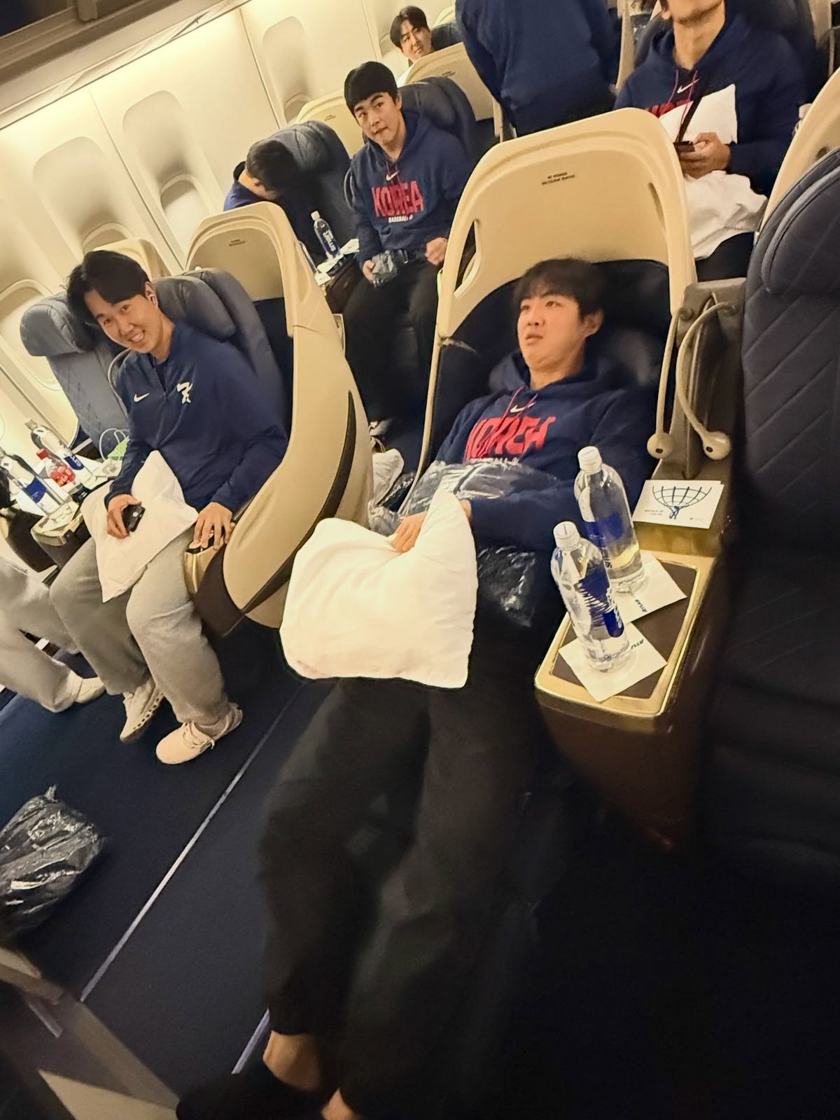 전세기에 탑승해 유쾌한 모습을 보여준 구자욱 선수 / 이미지 출처: 인스타그램 @kbo.official