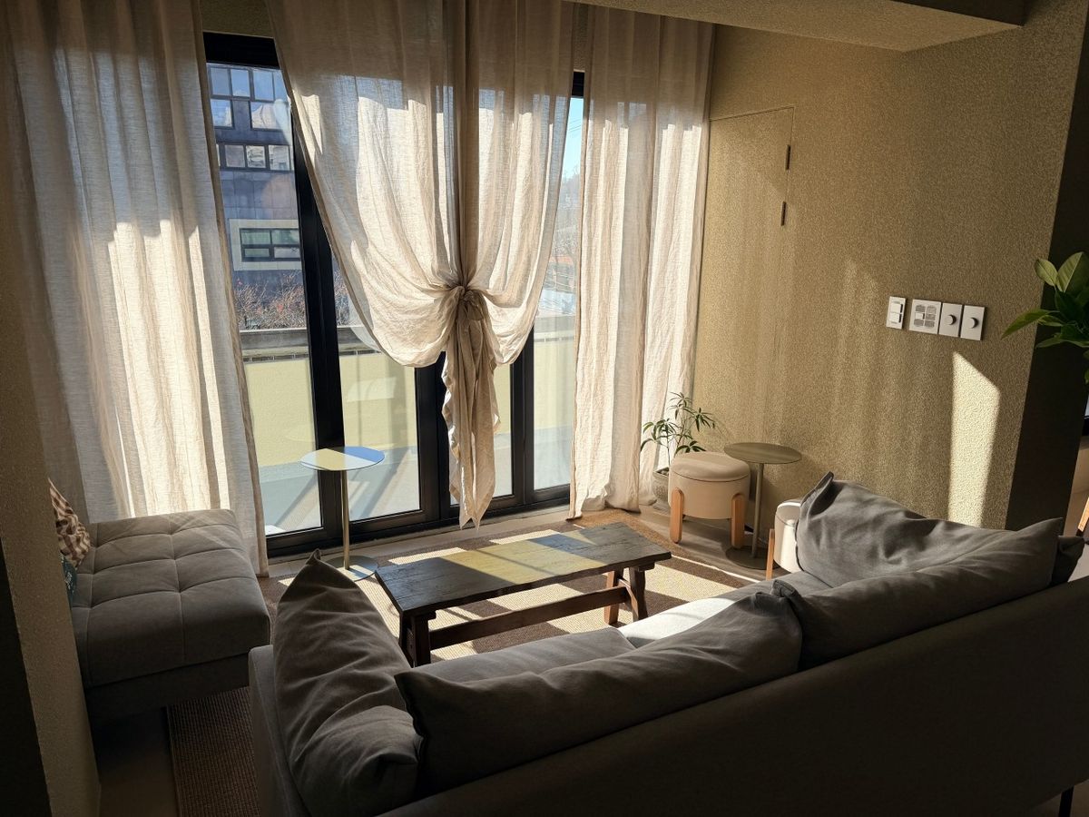 미곳의 가장 좋은 자리는 해가 잘 드는 통창 앞 소파다. / 이미지 출처: 네이버 지도 업체 제공 이미지