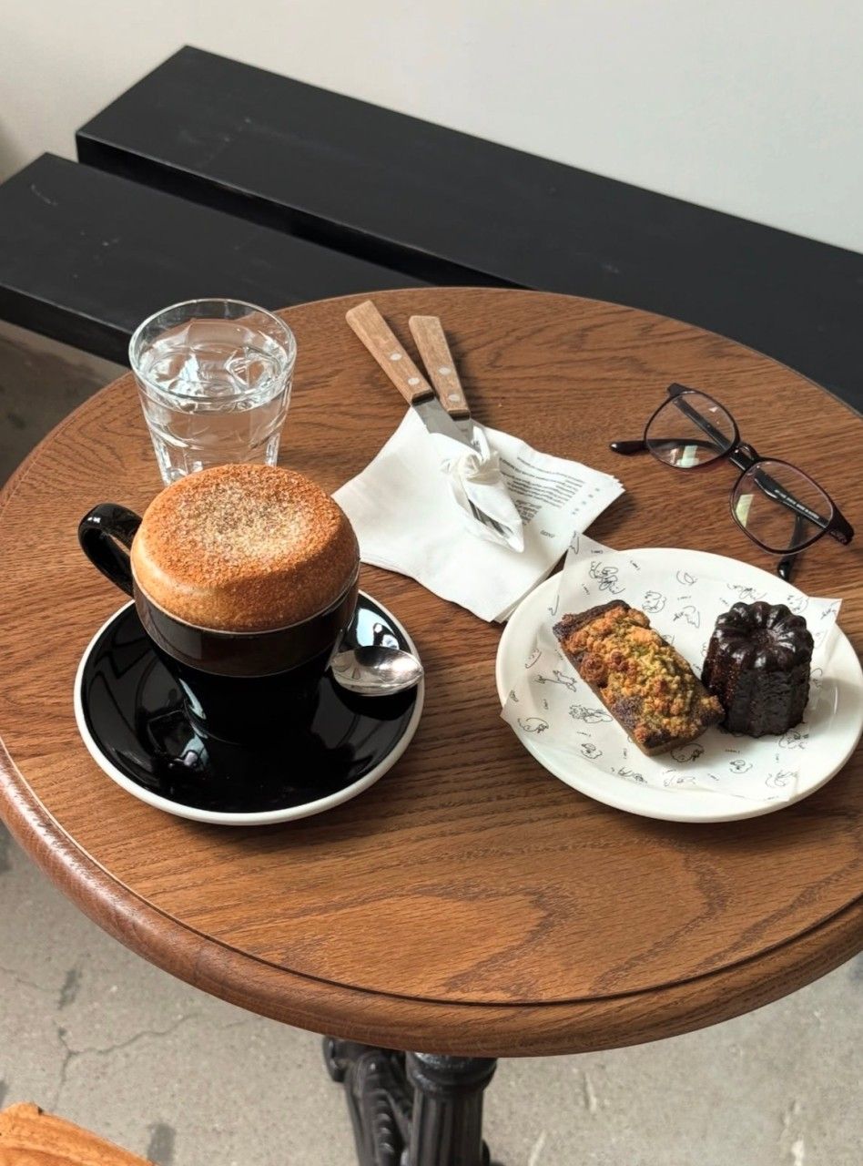 시그니처 메뉴는 휘낭시에, 시나몬 라떼, 푸딩 등으로 다양한 메뉴를 판매 중이다. / 이미지 출처: 네이버 지도 업체 제공 이미지