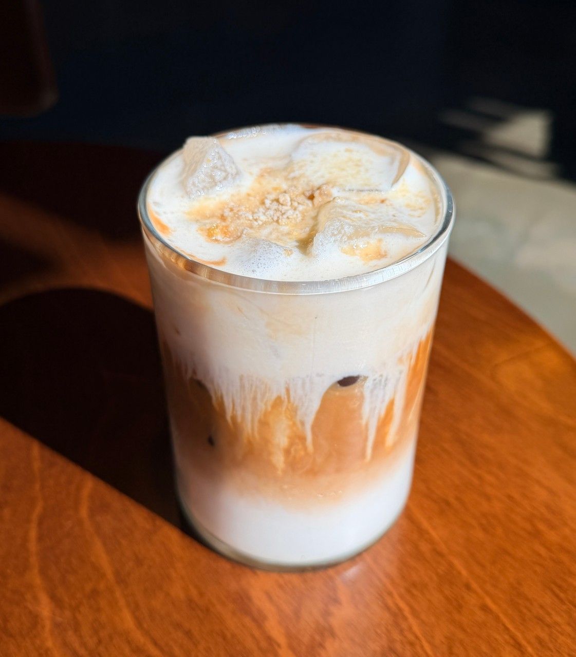 생강편과 크럼블의 달콤 바삭한 식감이 더해진 수제 생강청 아이스라떼. / 이미지 출처: 네이버 지도 업체 제공 이미지