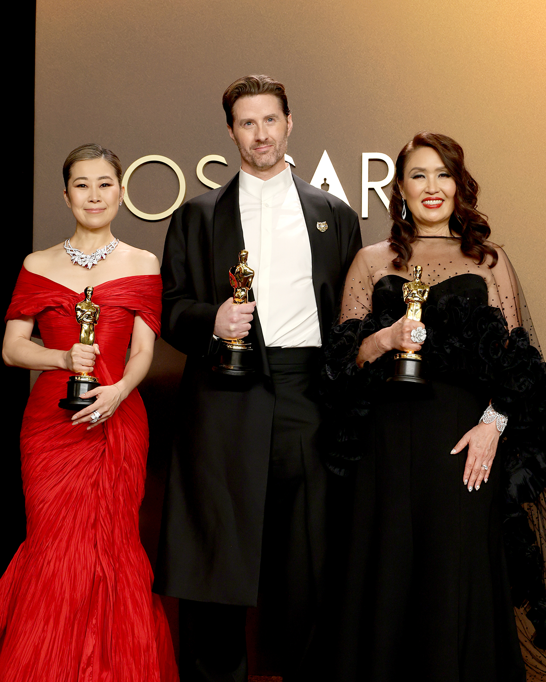 제98회 아카데미 시상식에서 최우수 애니메이션 장편 영화상을 수상한 '케이팝 데몬 헌터스'의 공동 연출자 메기 강 감독, 크리스 아펠한스, 제작자 미쉘 웡 / 이미지 출처: 게티 이미지