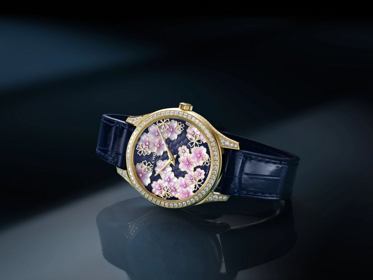 밤에 바라보는 벚꽃을 기요셰와 마더오브펄로 담아낸 쇼파드 L.U.C XP 사쿠라 바이 나이트 / 이미지 출처 : 쇼파드