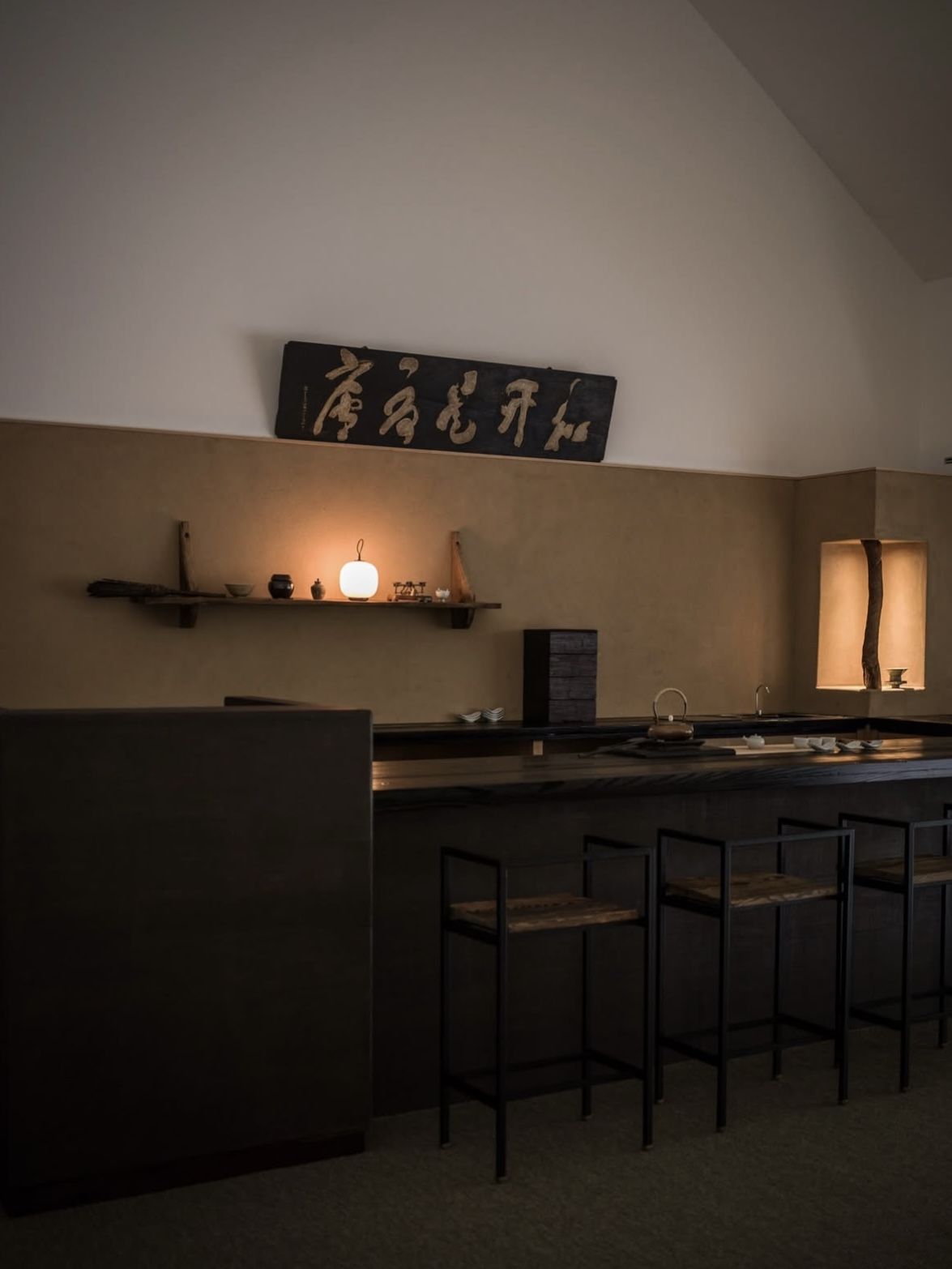 한국의 차 문화를 동시대적인 감각으로 풀어낸 찻집이다. / 출처: 로해 인스타그램(@rohae.seoul)