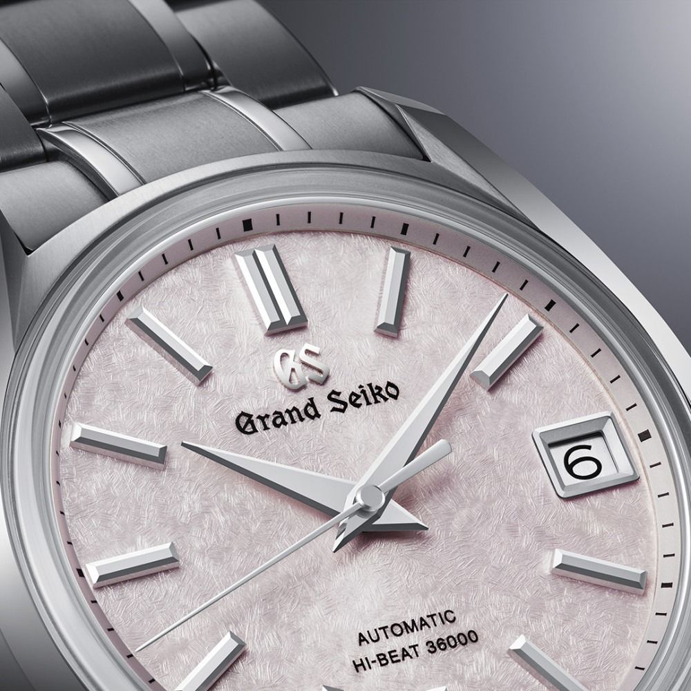 정밀하게 조각된 패턴 위에 래커 처리를 더해 완성한 핑크 다이얼이 돋보인다 / 이미지 출처 : 그랜드 세이코