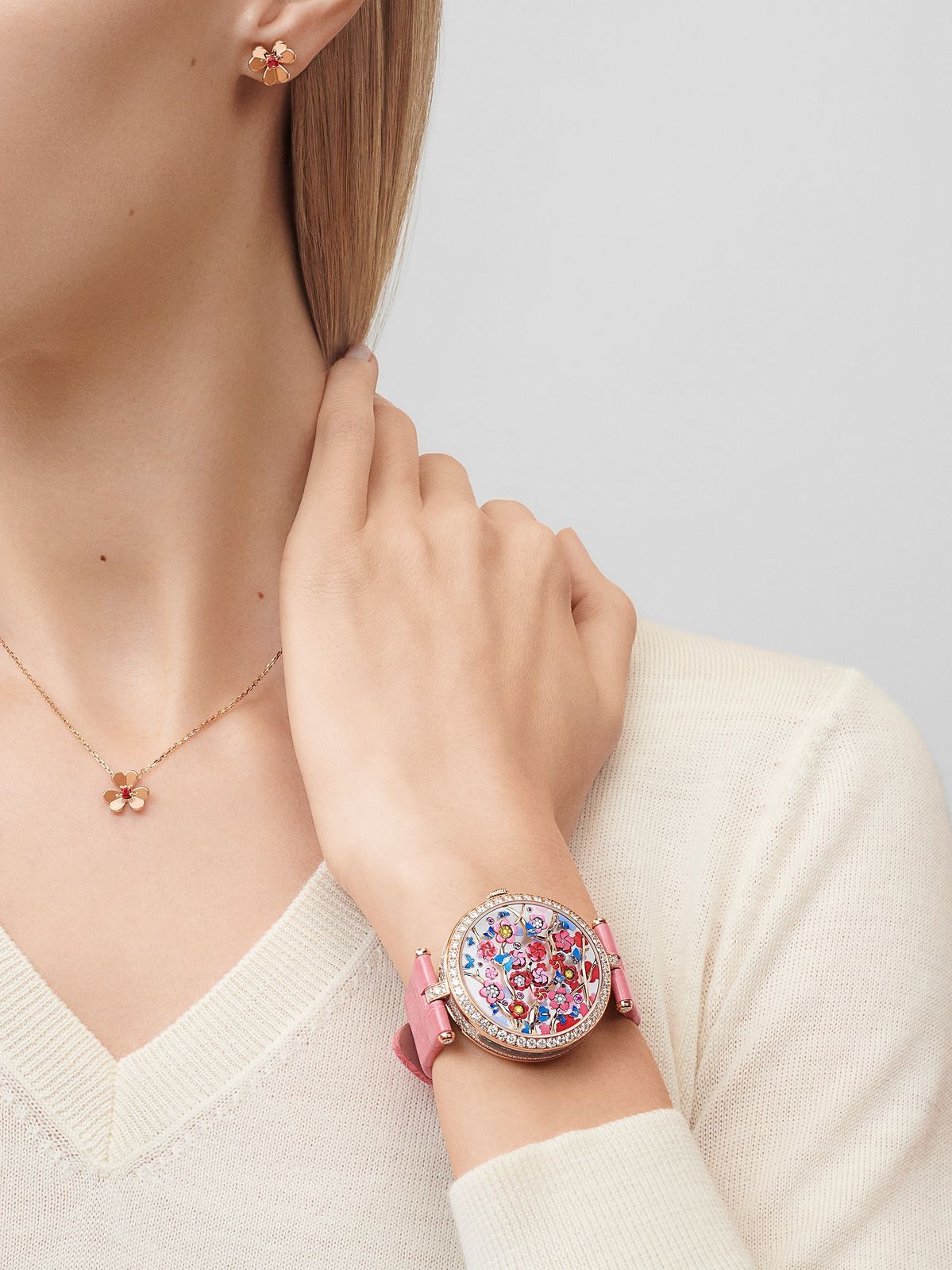 60분마다 12송이의 꽃이 피고 지며 시간을 알려주는 포에틱 컴플리케이션의 정수 / 이미지 출처 : 반클리프 아펠