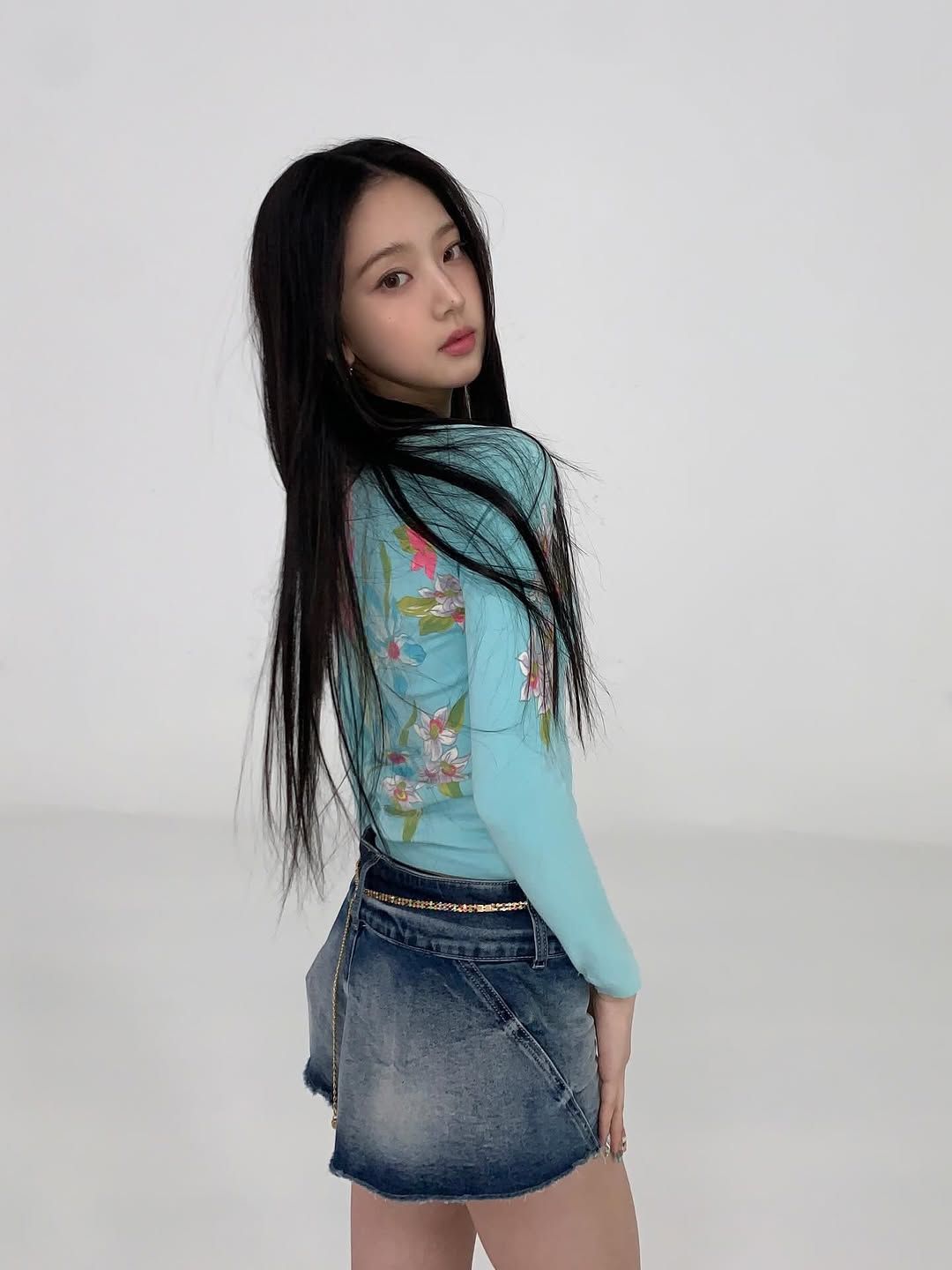 ‘404 (New Era)’ 활동에서 민트 컬러 스타일링을 보여준 이솔 / 이미지 출처: 키키 인스타그램