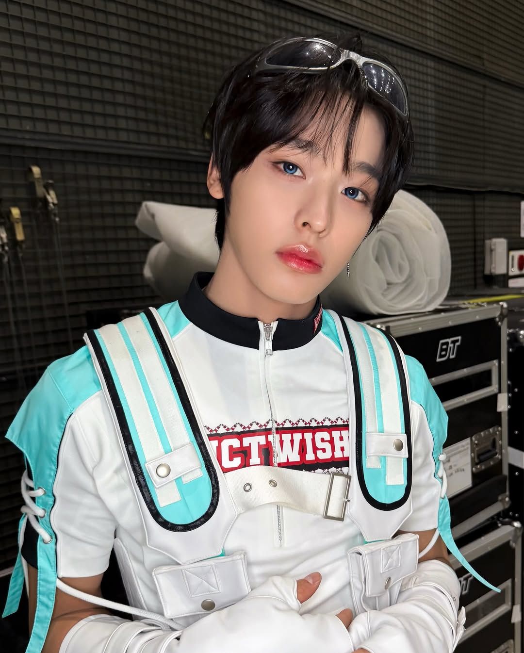 민트 컬러로 포인트를 준 리쿠의 스포티 룩 / 이미지 출처: 엔시티 위시 인스타그램