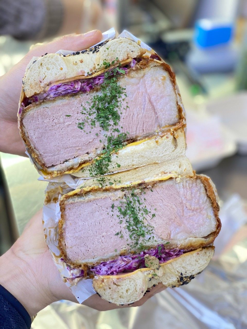 육즙이 가득한 두툼한 돈가스를 베이글 사이에 끼워주는 더 바이글의 가츠산도. / 이미지 출처: 네이버 지도 업체 제공 이미지