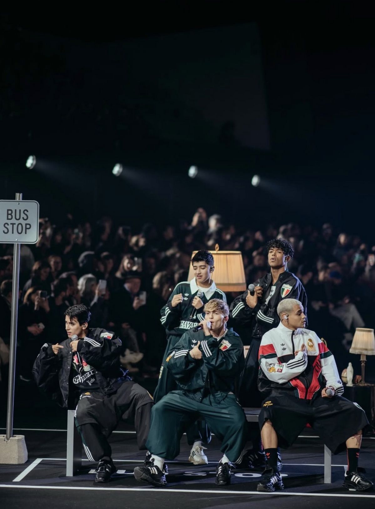 윌리 차바리아(WILLY CHAVARRIA)의 2026 가을/겨울 패션쇼 공연 이미지 / 이미지 출처: 인스타그램 @santos_bravos