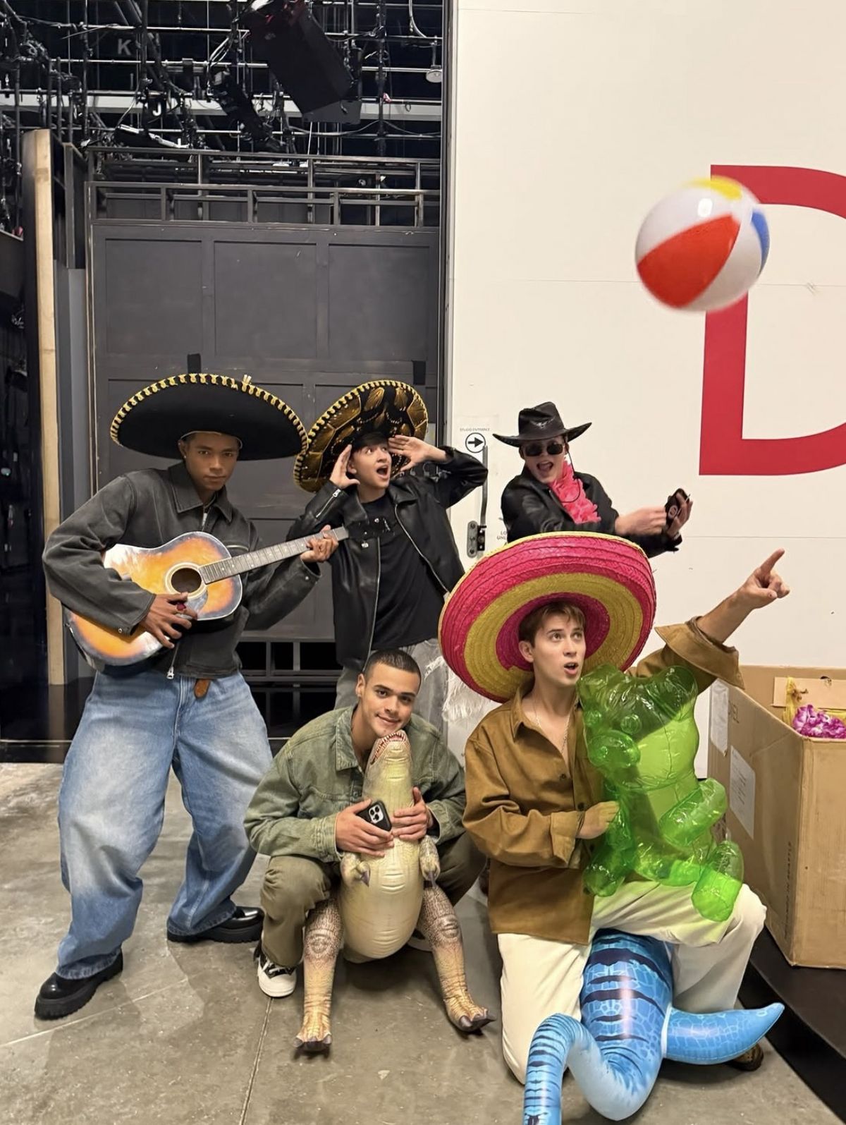 멕시코 문화를 배경으로 한 콘텐츠 촬영 중 찍은 비하인드 이미지 / 이미지 출처: 인스타그램 @santos_bravos