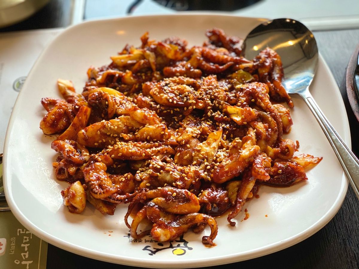 철판에 바로 볶아 먹는 대부분의 주꾸미 볶음 전문점과 달리 조리 후 그릇에 정갈하게 담아 내준다. / 출처: 달마당쭈꾸미 네이버지도 업체 등록