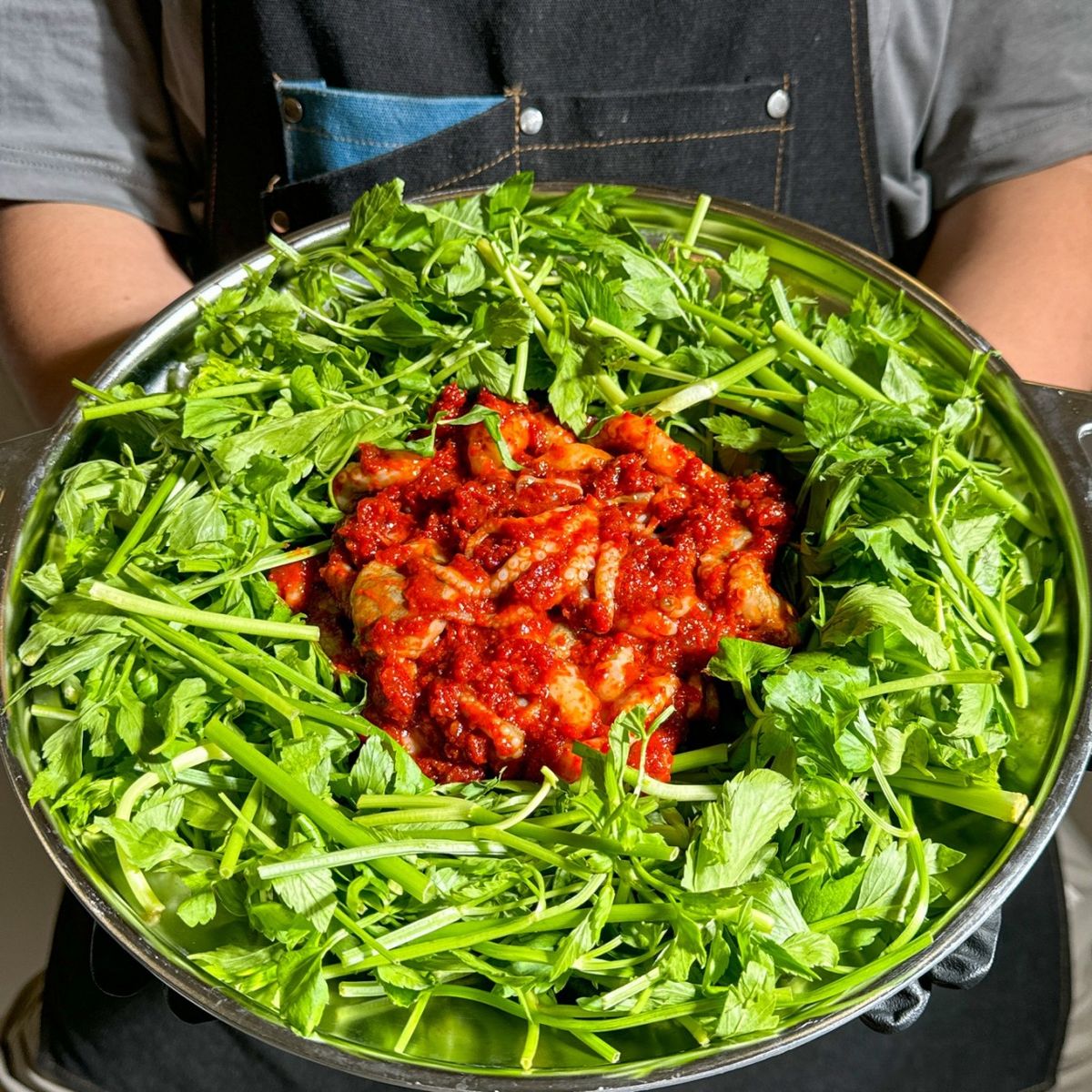 주꾸미와 미나리, 봄의 맛을 두 배로 느낄 수 있다. / 출처: 신비옥 수원본점 네이버지도 업체 등록