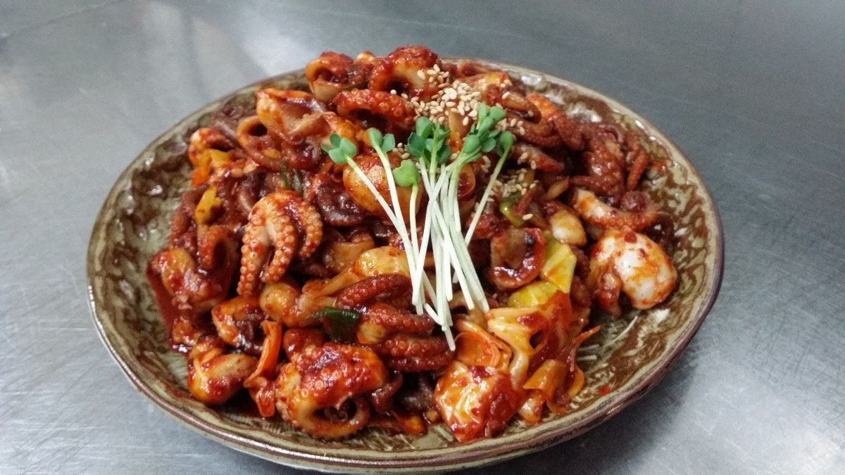 보리밥에 주꾸미 볶음, 콩나물, 무생채, 열무김치, 상추 등을 넣고 비벼 먹으면 더 맛있다. / 출처: 신포리쭈꾸미볶음 네이버지도 업체 등록