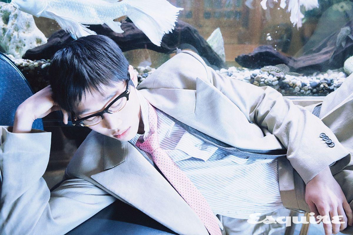 더블브레스티드 코튼 재킷, 팬츠 모두 가격 미정 페라가모. 스트라이프 셔츠 가격 미정 제냐. 안경 가격 미정 보테가 베네타 by 케어링 아이웨어. 베스트, 타이 모두 에디터 소장품.