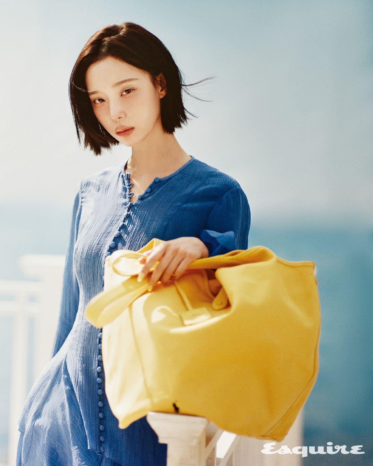 크링클 버튼 프런트 톱, 크링클 에이라인 랩 스커트, 폴로 플레이 캔버스 레더 라지 토트백 모두 폴로 랄프 로렌.