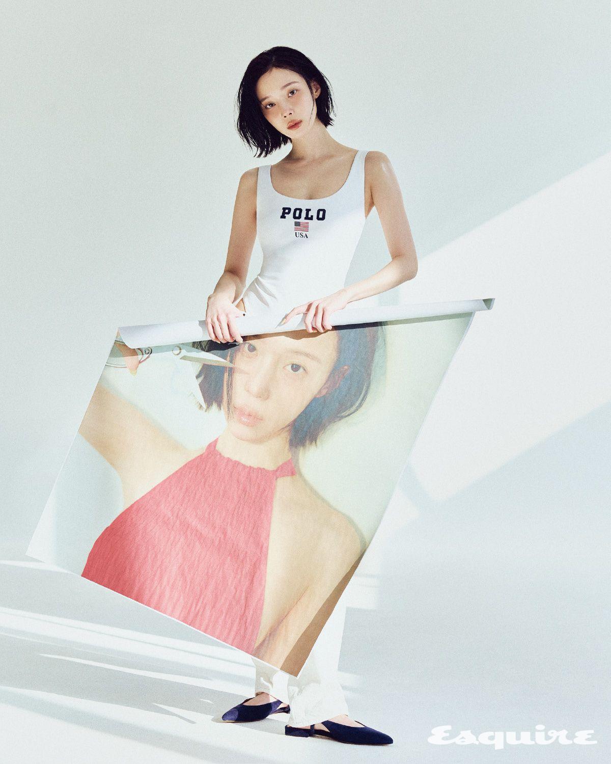 폴로 원피스 스윔슈트, 로고 릴랙스 스트레이트 진, 플랫 슈즈 모두 폴로 랄프 로렌.