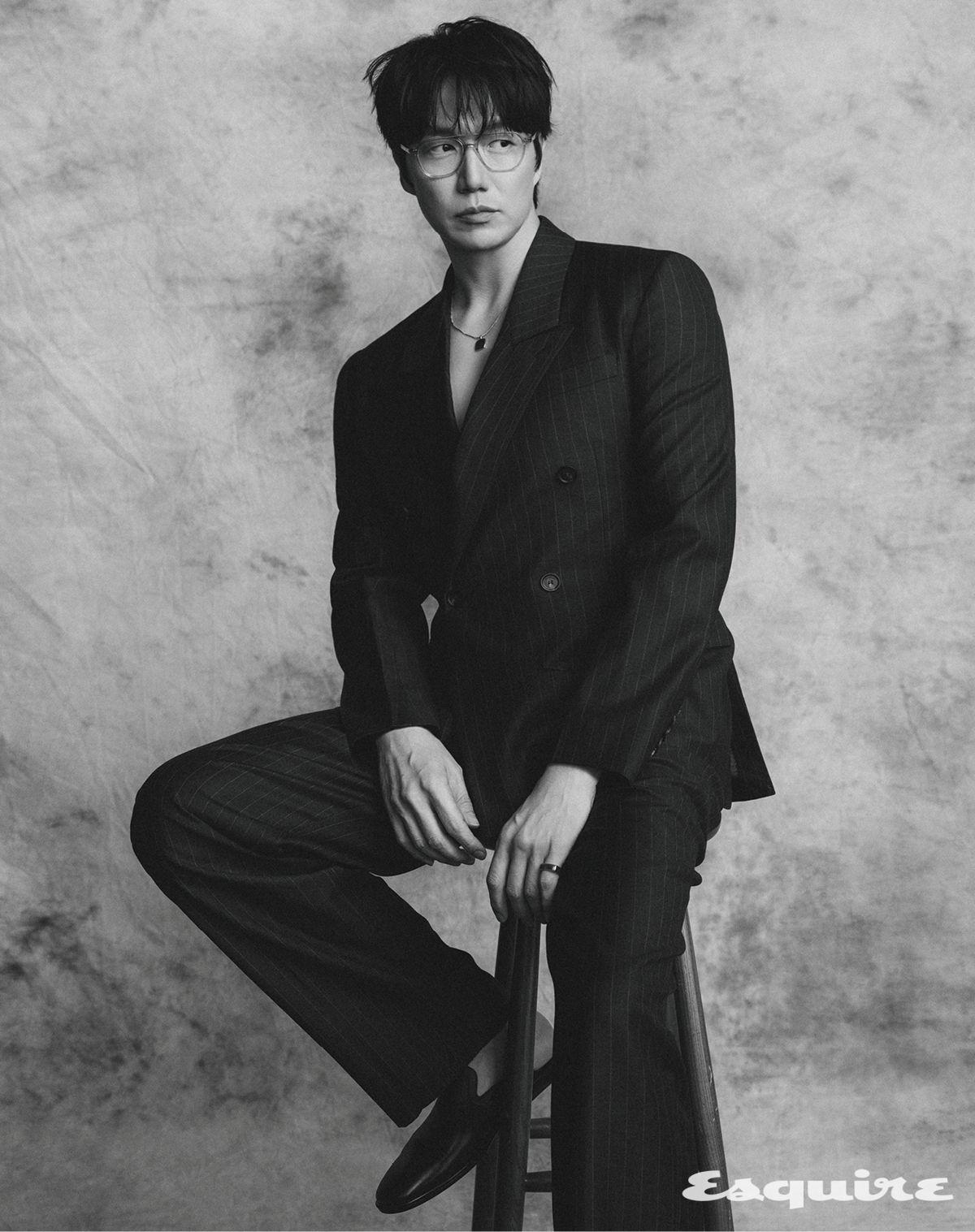 재킷, 팬츠, 슈즈 모두 페라가모. 안경 모스콧. 네크리스, 링 모두 톰 우드.