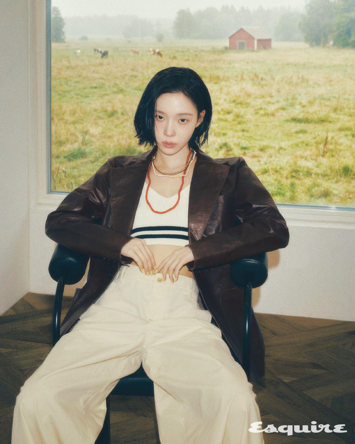 페이퍼 블레이저, 크리켓 케이블 니트 브라렛, 코튼 릴랙스 와이드 레그 팬츠 모두 폴로 랄프 로렌.