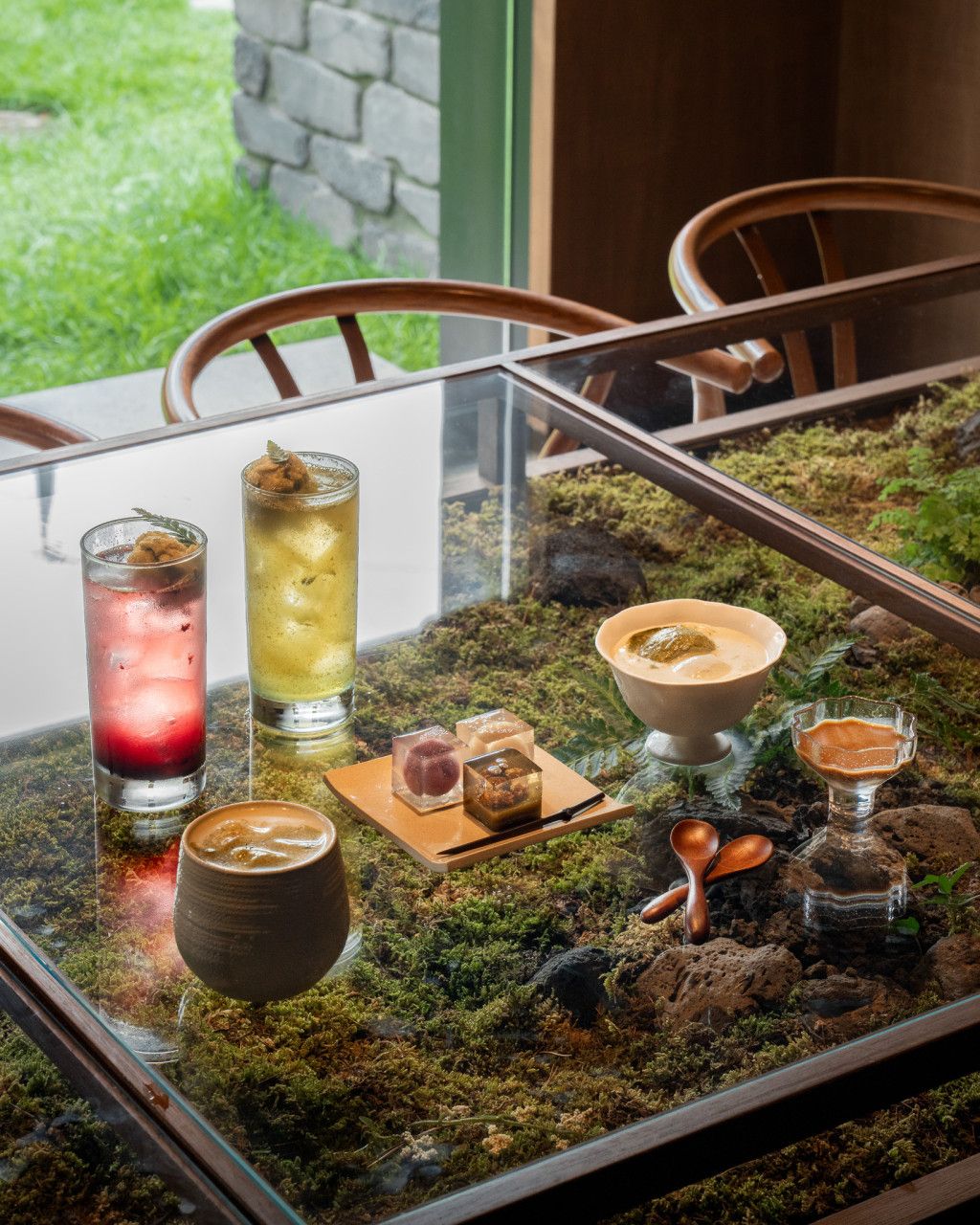 누에를 모티브로 한 공간과 음료를 선보이는 선잠 / 이미지 출처: 네이버지도 업체 제공