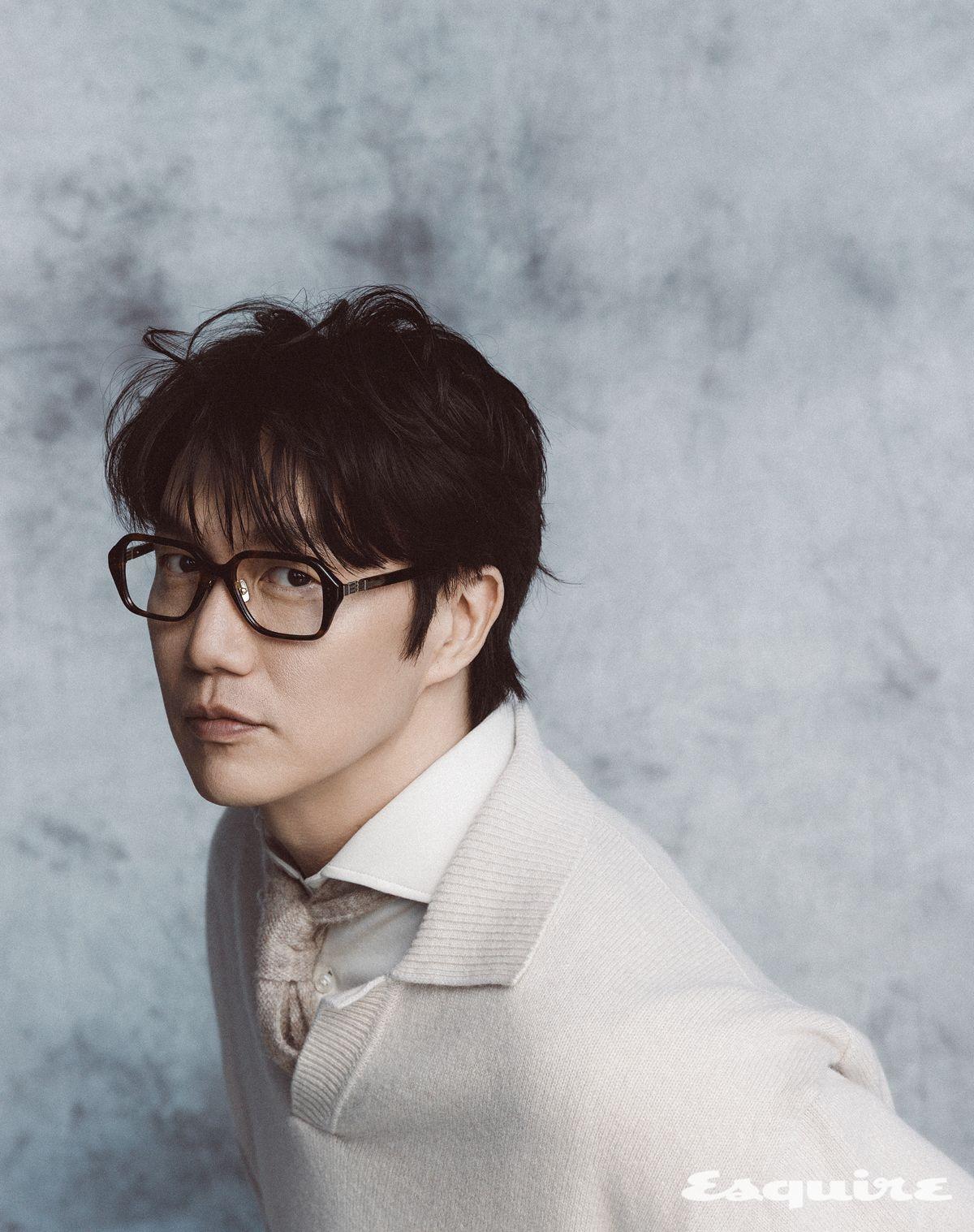 니트, 셔츠, 타이 모두 보스. 안경 에트라. 