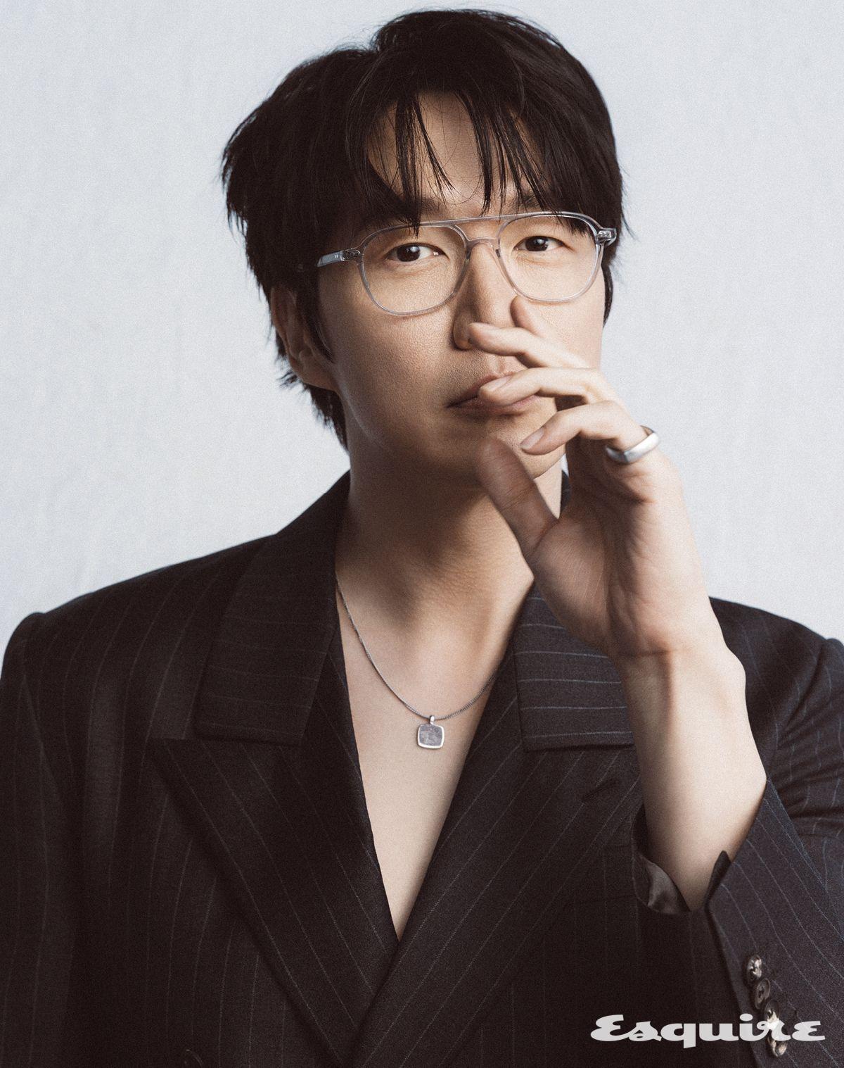 재킷 페라가모. 안경 모스콧. 네크리스, 링 모두 톰 우드.