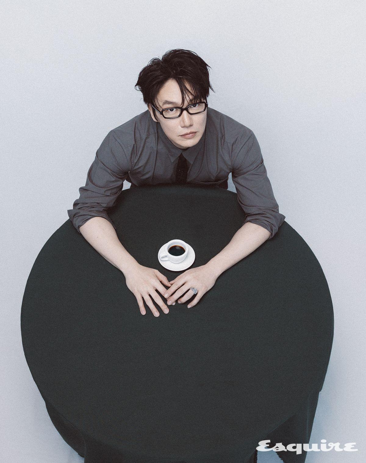 셔츠 렉토. 안경 젠틀몬스터. 링 톰 우드. 타이 스타일리스트 소장품. 