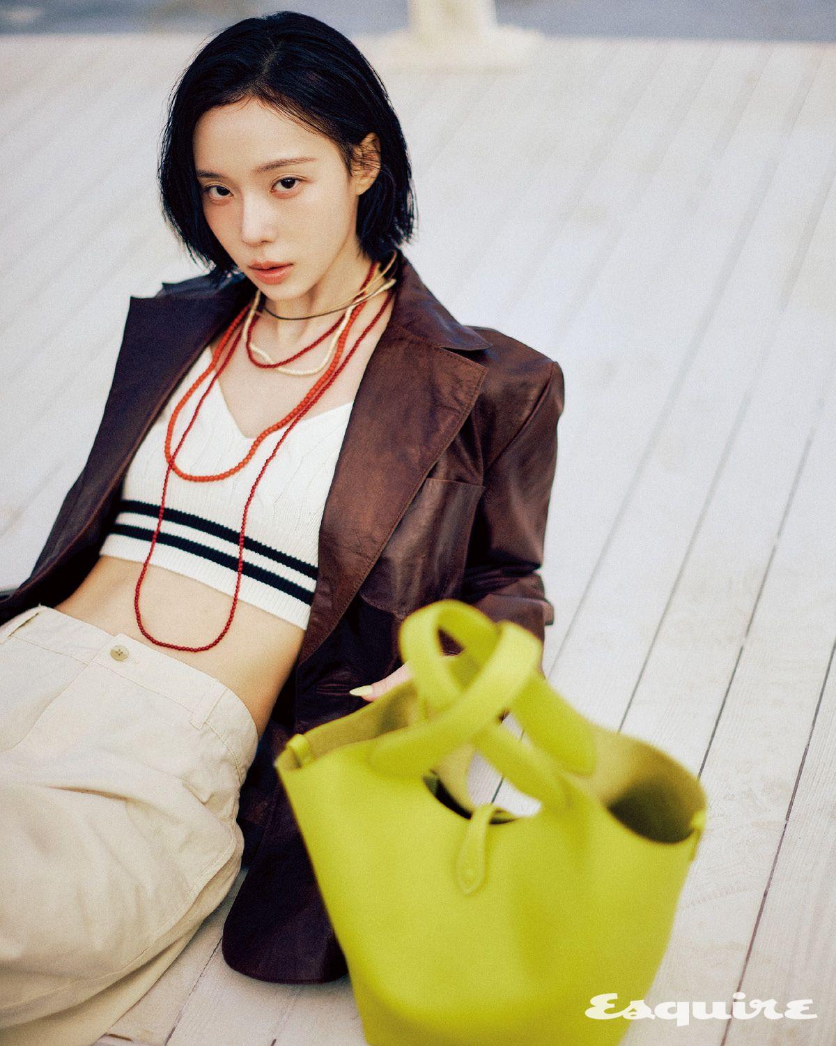 페이퍼 블레이저, 크리켓 케이블 니트 브라렛, 코튼 릴랙스 와이드 레그 팬츠, 폴로 플레이 레더 토트백 모두 폴로 랄프 로렌.