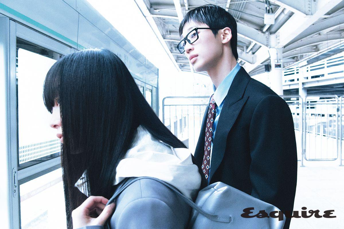 다이애그널 울 재킷, 포플린 셔츠 모두 가격 미정 셀린느. 자카르 실크 타이 가격 미정 발렌티노. 안경 가격 미정 생 로랑 by 케어링 아이웨어. 울 재킷, 고지 필로 토트백 모두 가격 미정 질 샌더. 후디드 셔츠 42만원 YCH.