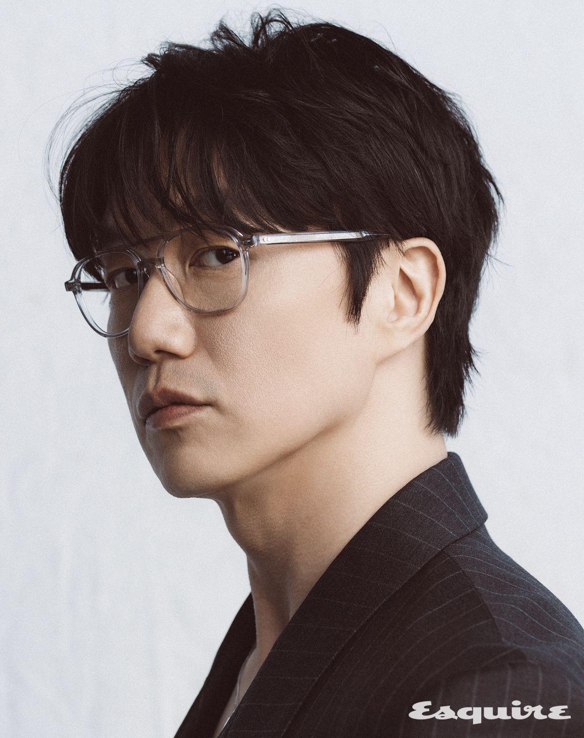 재킷 페라가모. 안경 모스콧. 네크리스 톰 우드.