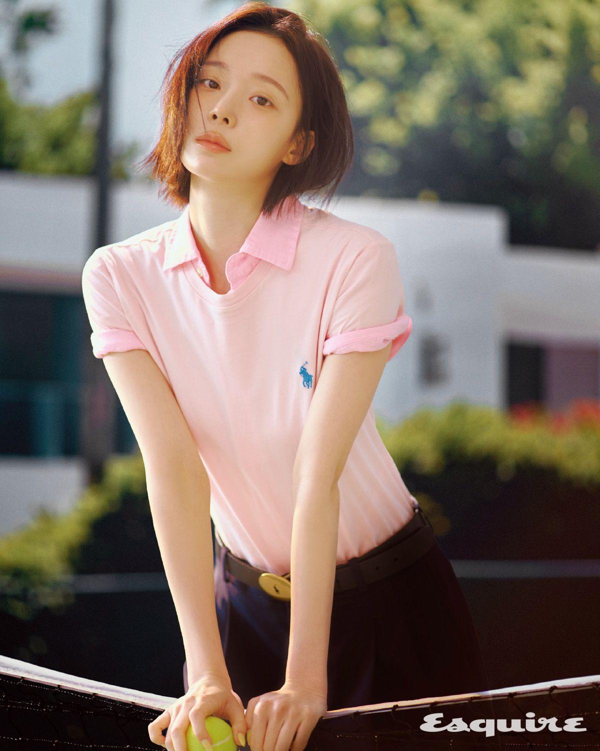 클래식 핏 코튼 저지 크루넥 티셔츠, 리넨 쇼트 슬리브 셔츠, 울 블렌드 파유 바콜 팬츠, 폴로 ID 오버 버클 바케타 벨트 모두 폴로 랄프 로렌.