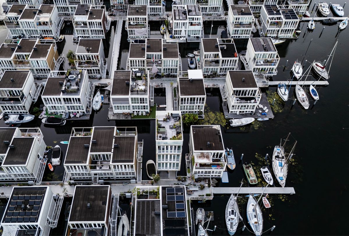 위에서 바라본 아이부르크의 수상마을. 1만㎡가 넘는 면적에 158채의 수상가옥, 다리, 도로, 선착장이 자리 잡고 있으며 유럽에서 가장 큰 수상마을이다.