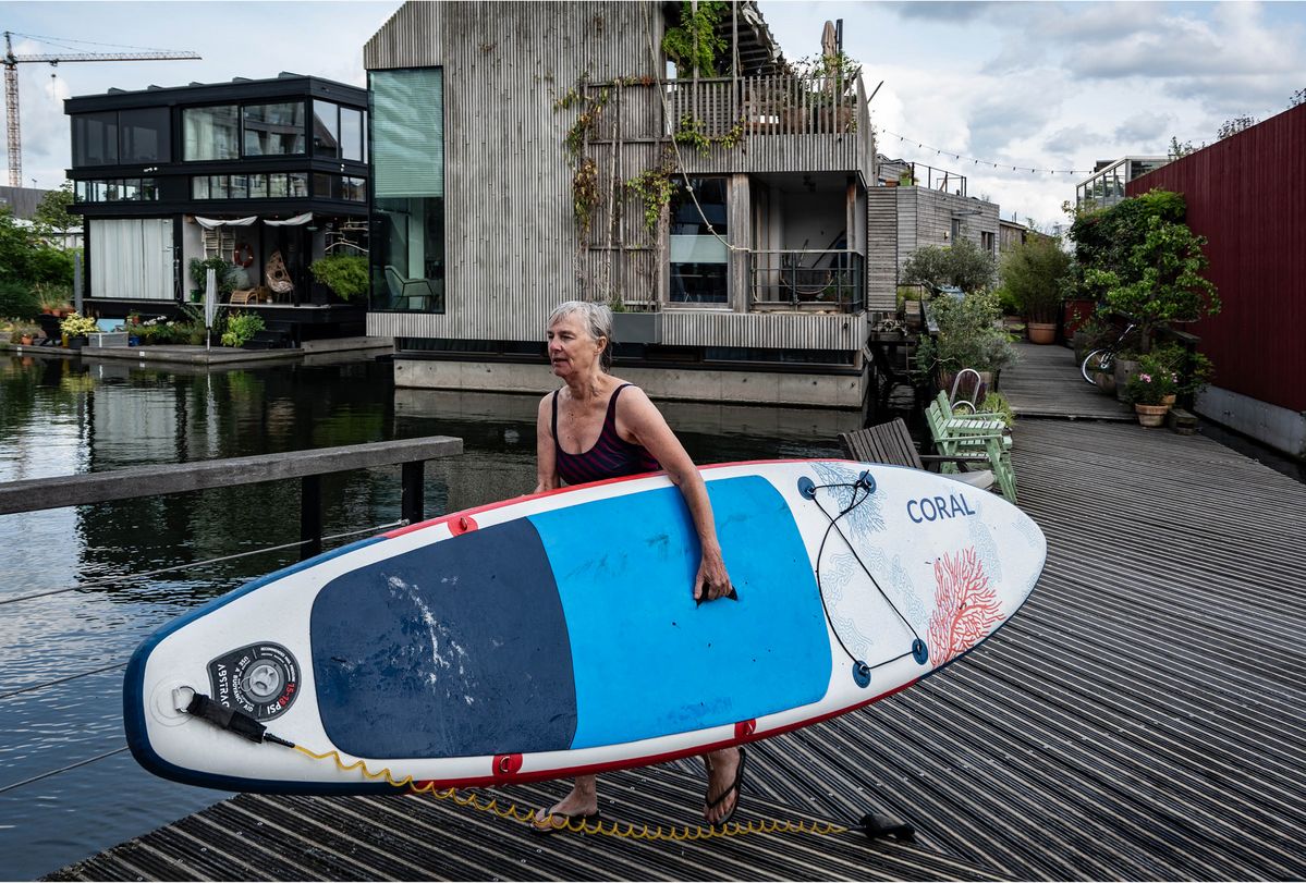 은퇴한 연극 교수 하네케 마스(Hanneke Maas)가 스혼스힙 운하에서 패들보드(SUP) 수업을 마치고 돌아오고 있다.
