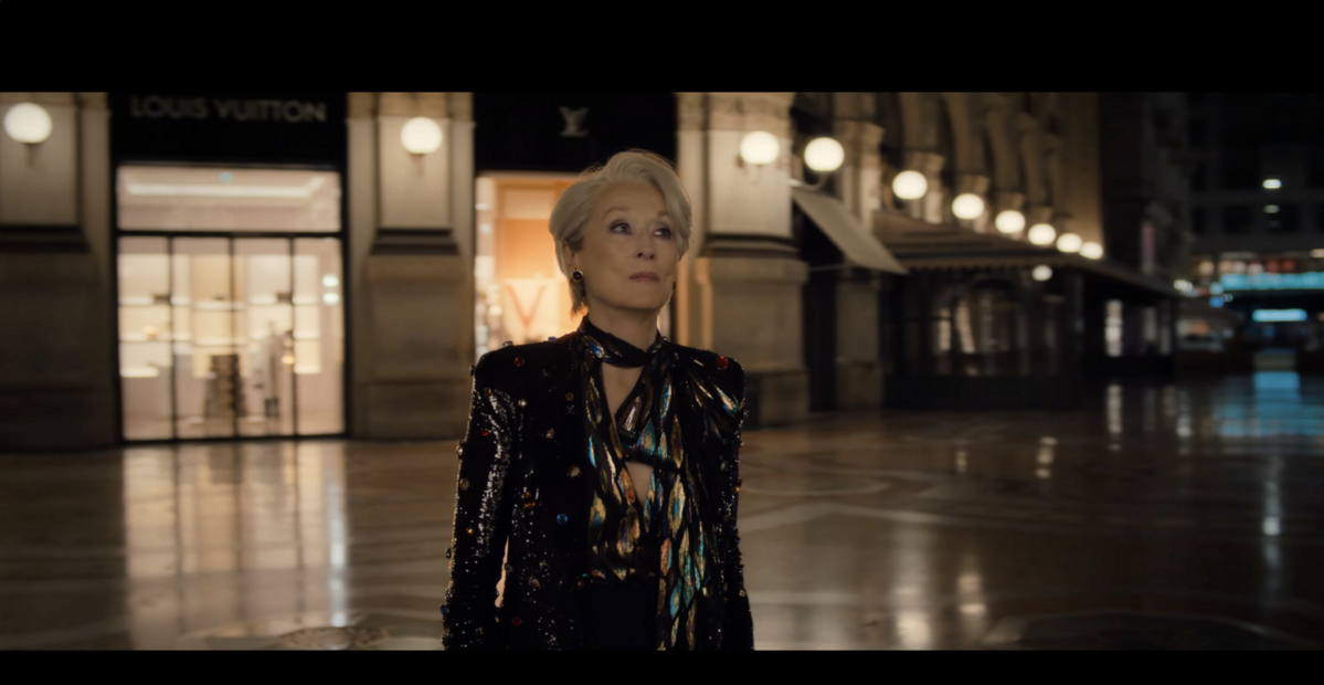 화려한 패턴의 블라우스와 보석 장식이 포인트인 자켓을 입은 '악마는 프라다를 입는다 2'속 미란다 / 이미지 출처: 20세기 스튜디오 유튜브