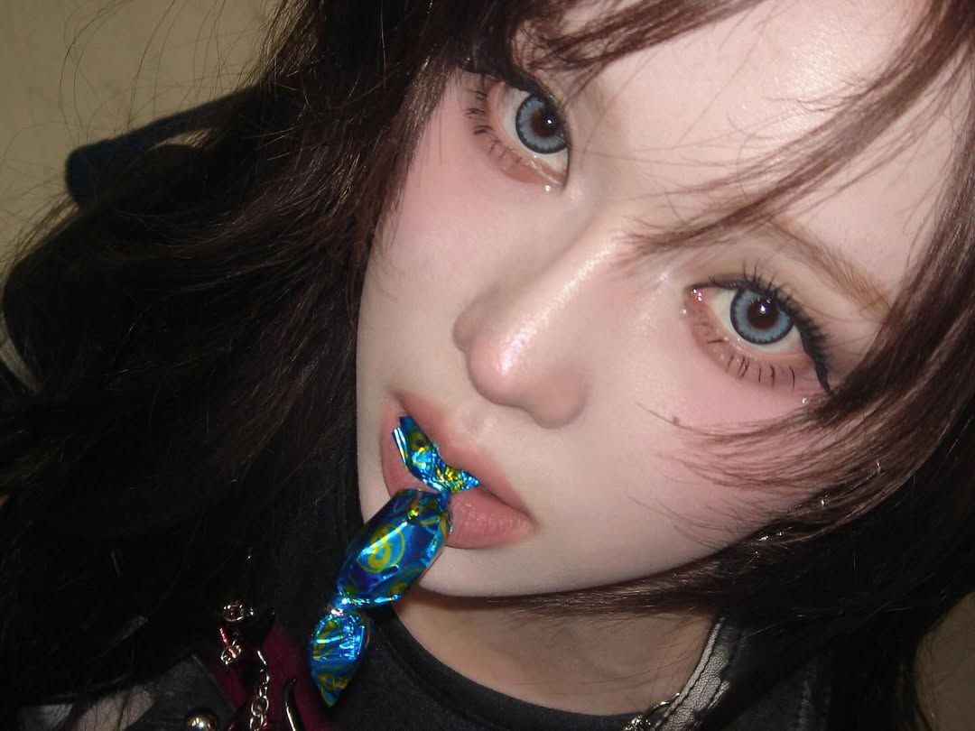 콘서트에서 사탕 챙겨먹는 걸 좋아하는 윈터. / 출처: 윈터 인스타그램