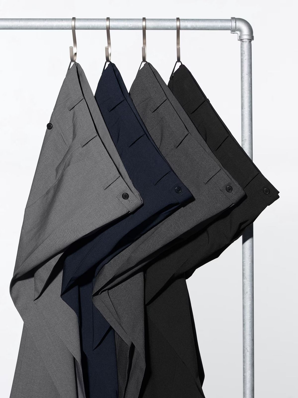 같은 디자인의 그레이, 블랙, 다크 그레이, 네이비 컬러 등 다양한 컬러가 준비되어 있습니다. / 이미지 출처: 유니클로