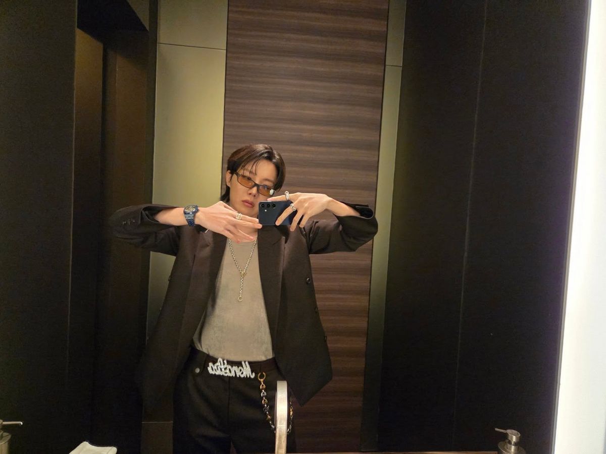 오데마 피게 로열 오크 더블 밸런스 휠 오픈워크를 착용한 제이홉의 모습 / 이미지 출처 : 제이홉 인스타그램 