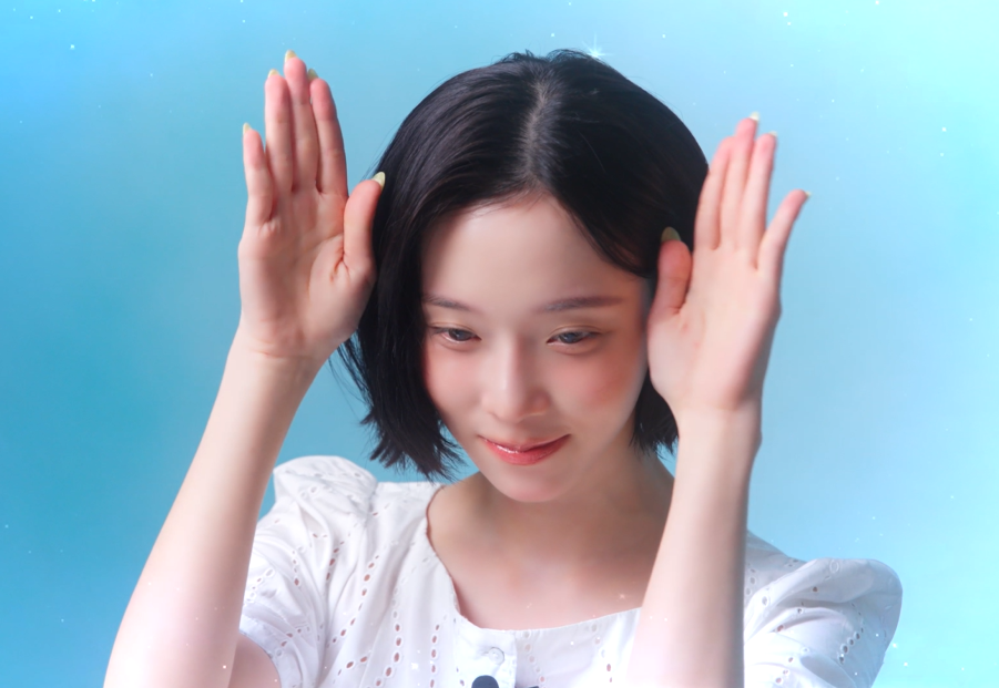 에스콰이어 유튜브 촬영 중에 남긴 윈터의 포즈.