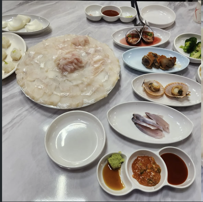 장봉 배터집의 싱싱한 회와 가리비, 회 초밥용 밥 등으로 구성된 상차림 / 이미지 출처: 인스타그램 @iammedics