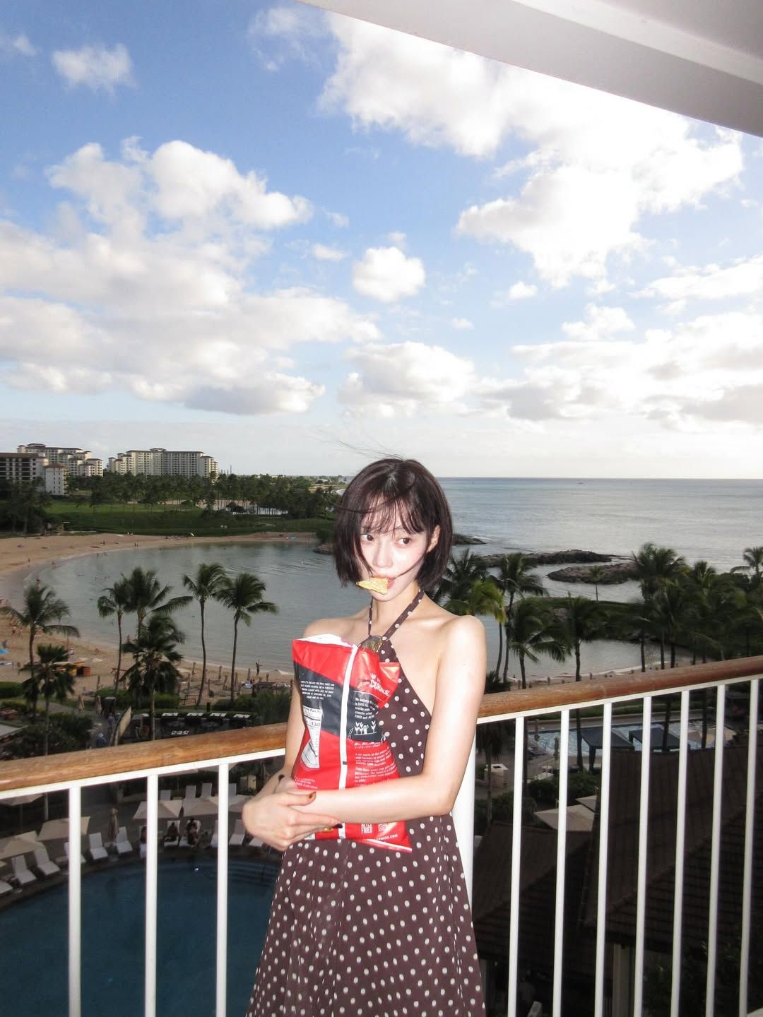 여행 중에 간식 챙겨먹는 윈터. / 출처: 윈터 인스타그램 