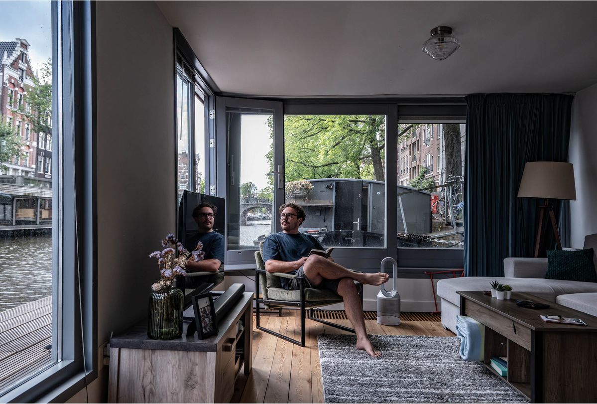 암스테르담에 있는 자신의 수상 가옥에서. 회계사 하겐 하비(Hagen Harvey).