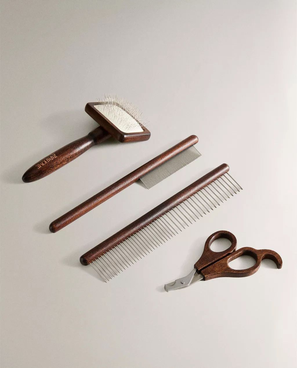 천연 나무 소재를 사용한 그루밍 키트 / 이미지 출처: ZARA HOME
