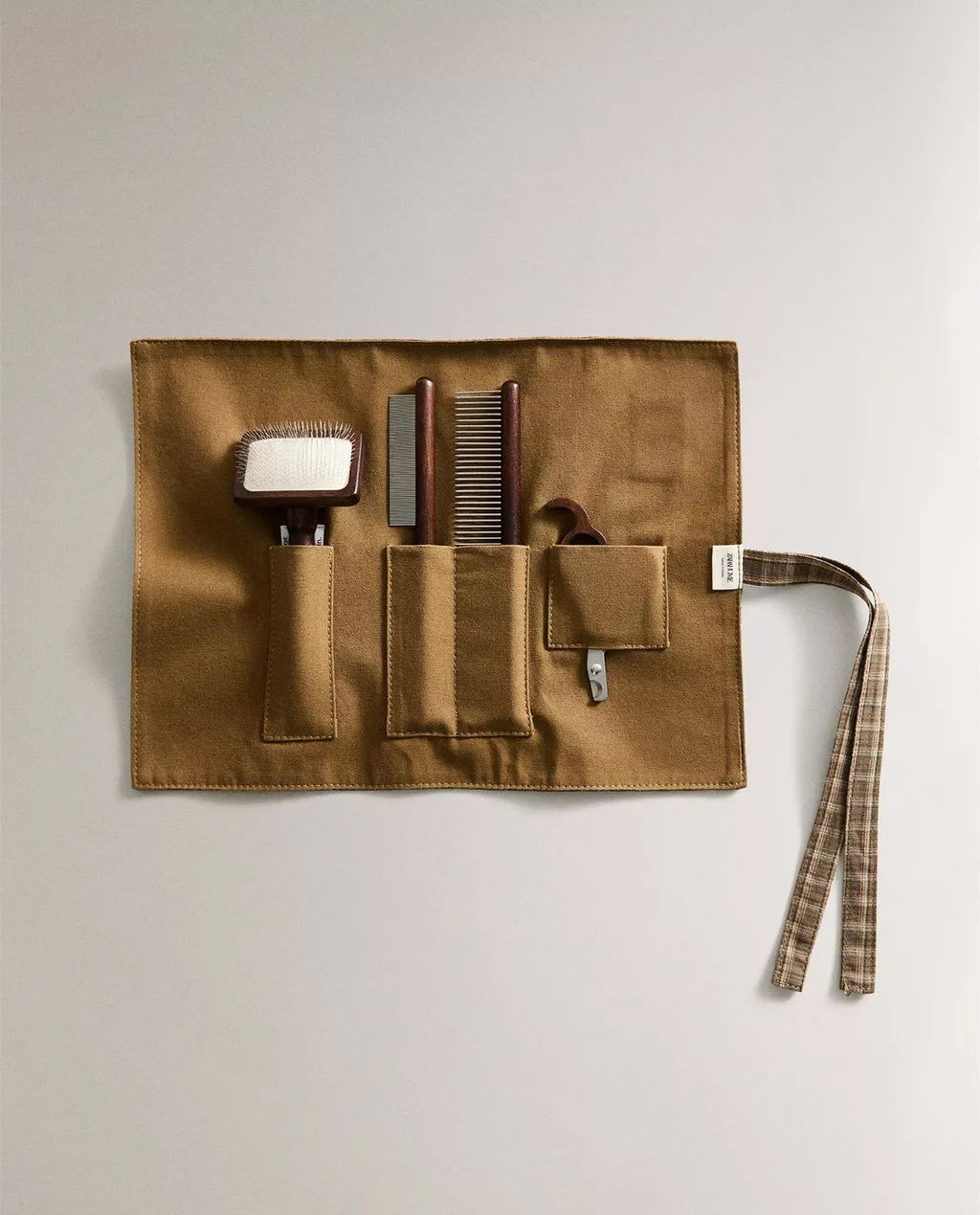 천연 나무 소재를 사용한 그루밍 키트 / 이미지 출처: ZARA HOME
