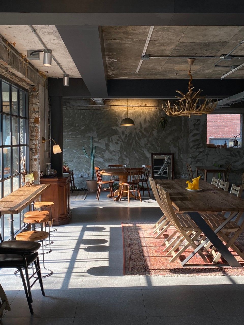 빈티지한 분위기가 물씬 풍기는 공간 안에서 커피와 디저트를 즐길 수 있다. / 출처: Uig 네이버지도 업체 등록