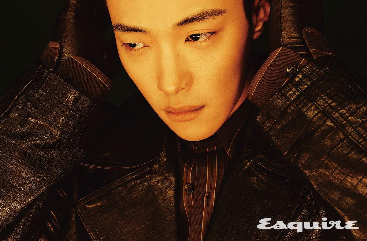 코트, 셔츠 모두 아미리. 글러브 스타일리스트 소장품.