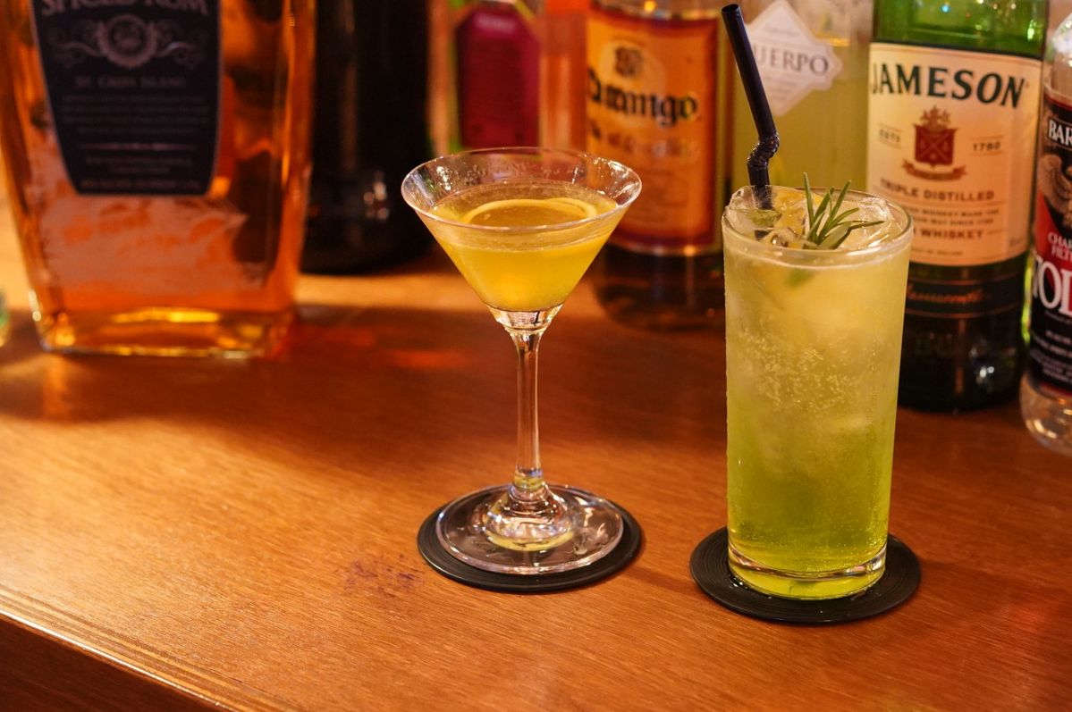 밤에는 라이브 공연과 함께 칵테일 등 주류를 즐길 수 있다. / 출처: 언플러그드 홍대 네이버지도 업체 등록