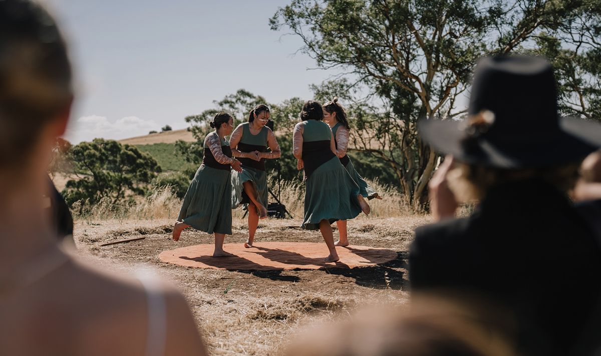 선주민들이 손님을 반기는 춤을 추는 모습. 